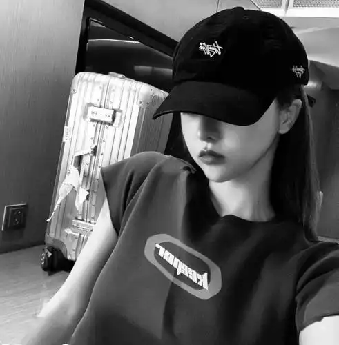 【微信头像】女半身黑白