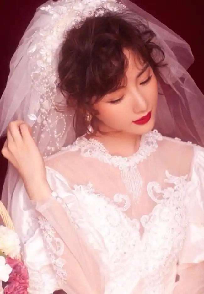 毛晓彤复古婚纱照美艳动人两套造型各有风韵2