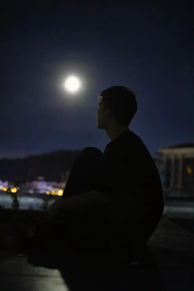 夜晚很适合慢慢去品味#背影 #fly #分享照片 - 抖音