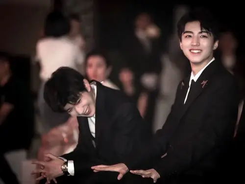 王俊凯王源同框帝国女孩爷青回开始期待这个夏天和八周年了