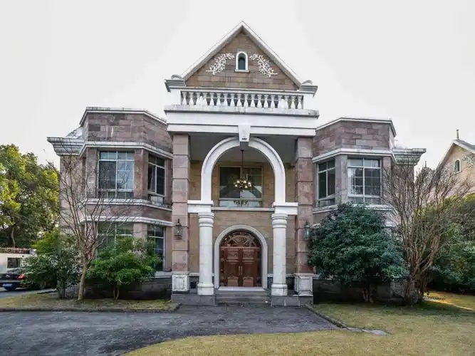 汤臣高尔夫别墅临球场占地1430平方米