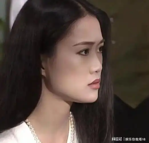 塌鼻梁美女梁小冰