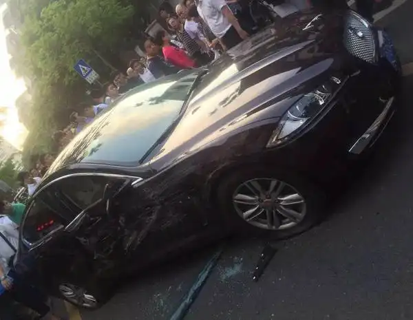 厦门路虎车故意撞捷豹车真相:2人因招宝网发生矛盾