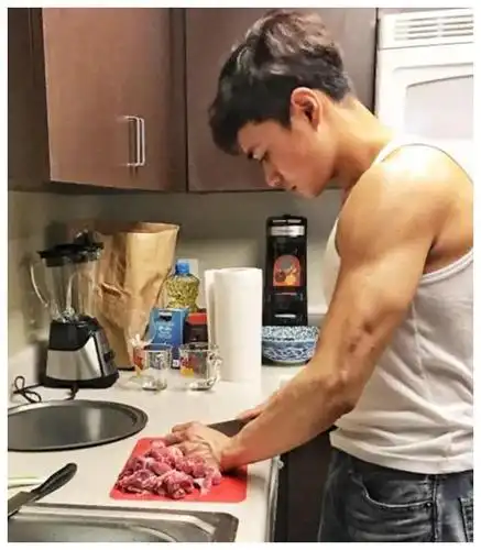 32岁的曹骏,因一张肌肉照登上热搜,粗壮手臂硬核腹肌,太帅了