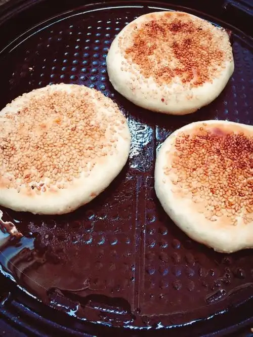 电饼铛活平底锅都可以,少许油热放烧饼痞,一