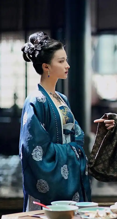 《清平乐》张妼晗最华丽的七套服饰,第四套艳冠群芳,头饰好夸张