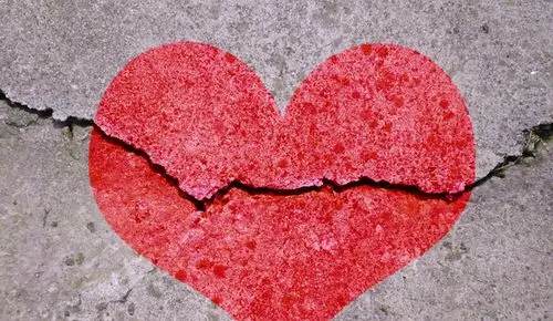 前段时间,在和邻居一番激烈争吵后,杭州的李女士(化名)真的"心碎"了