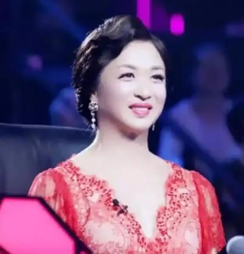 有记者问金星:"你做完变性手术后,和女人一起洗澡,会不会动心?