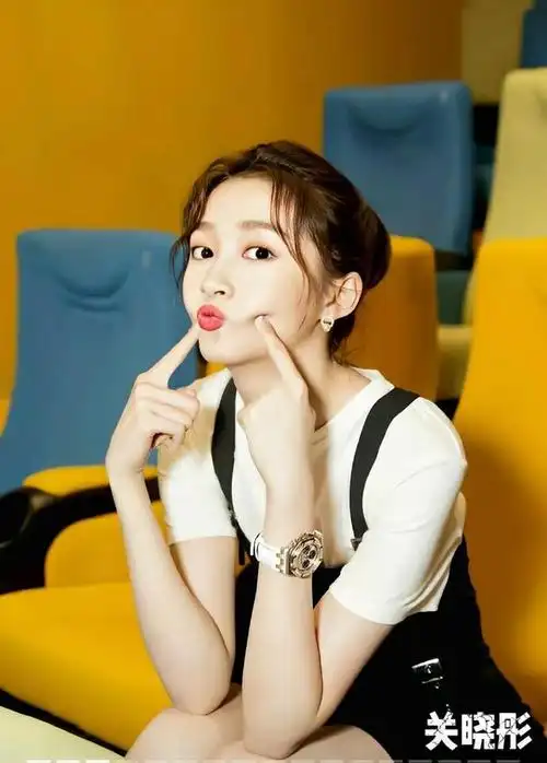 周杰伦携妻子现身霉霉演唱会胡子拉碴昆凌瘦到不像孩子妈