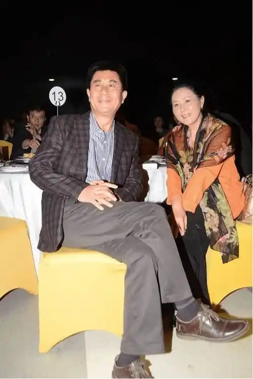 他的第二任妻子,是尤勇的前妻,一家人如今很幸福