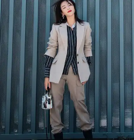 真正见过世面的女人,走机场都不会穿名牌,看刘涛穿什么后这才懂