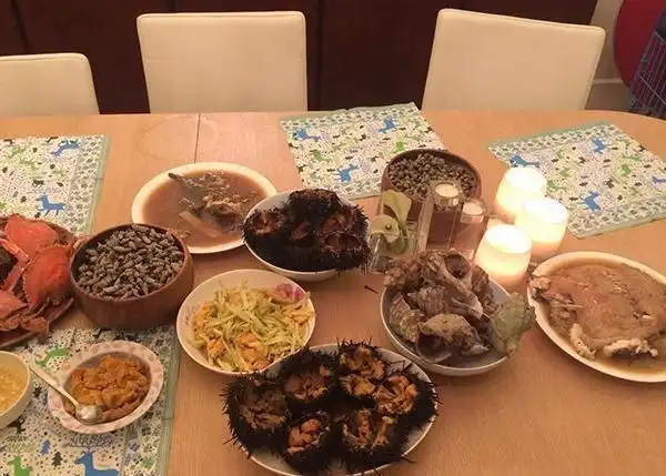 晒晒王思聪住的豪宅,餐桌上全是名贵海鲜,不愧是知名富二代