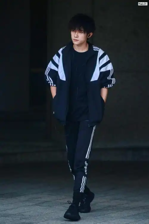 原来易烊千玺最喜欢的单品是运动裤,赶紧看看,你搭配的对吗?