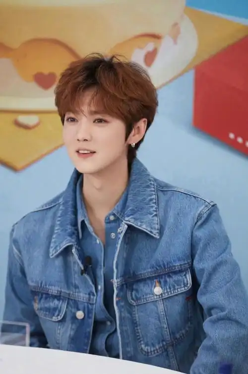 32岁鹿晗直播生图曝光浮肿显老青春不再被网友错认成王濛