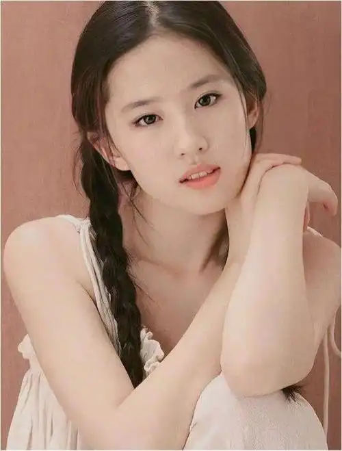 刘亦菲香港海洋公园被偶遇素颜状态超级好整个人仙气飘飘