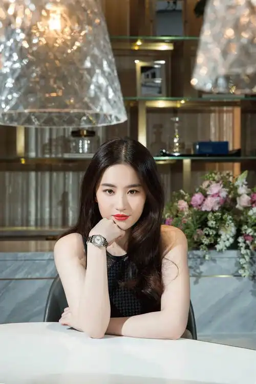 刘亦菲诠释天梭宝环系列钢带女表,尽显独立与美丽的气质