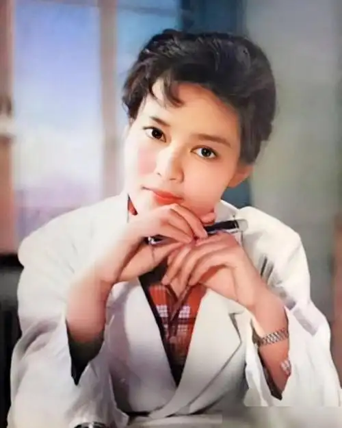 如今饰演婆婆妈妈的潘虹年轻时长相气质比赫本还要美上三分