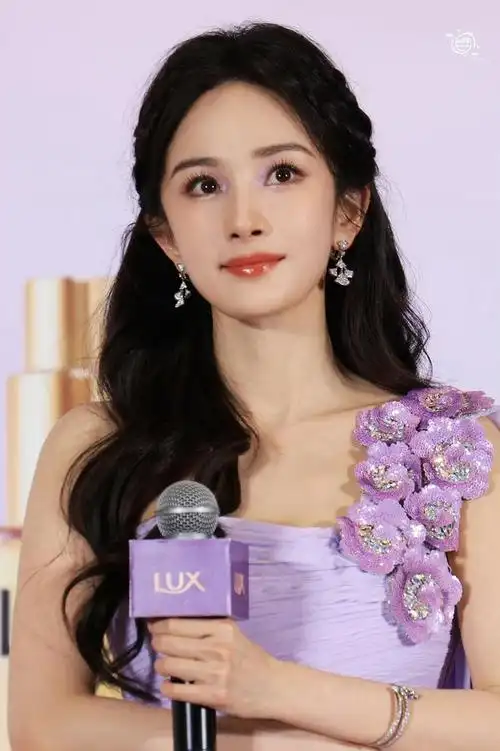 美出新高度杨幂出席品牌活动紫色截断眼妆更显眼睛灵动明媚