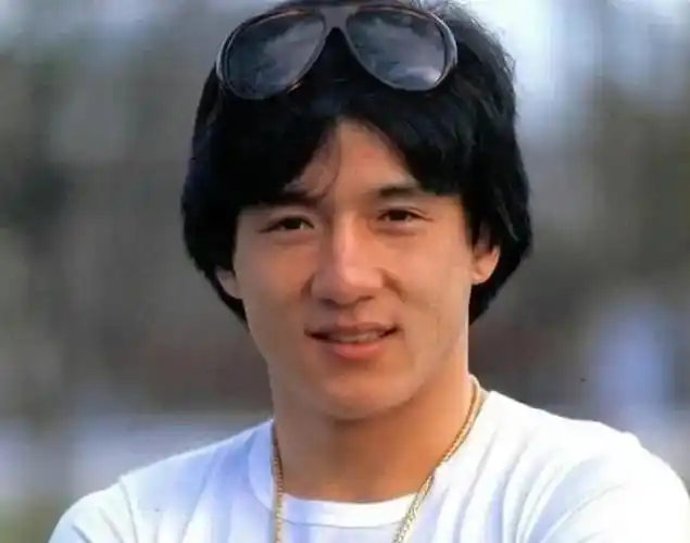 "还有人感慨道:"成龙大哥已经70岁了,岁月无情啊,希望他能健康长寿.