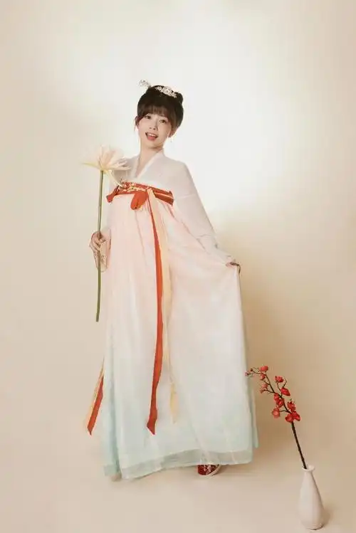 组图:赖美云《哔哩哔哩向前冲》古装造型花絮照温婉可人