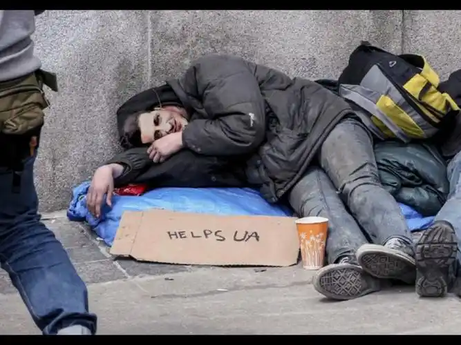 美国流浪汉戴上泽连斯基的面具乞讨