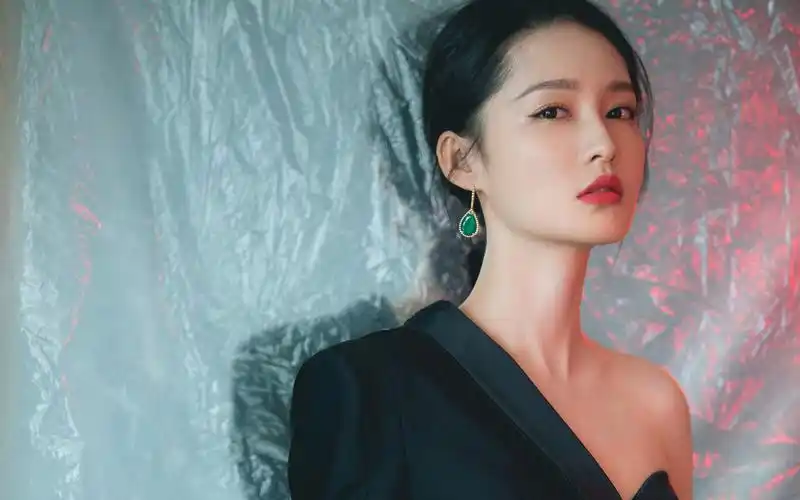 李沁黑白性感写真,面相清秀,五官精美!