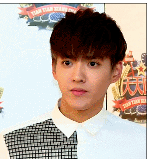 当现场被问到"还跟黄子韬有联系吗?"吴亦凡做了这样一个表情.