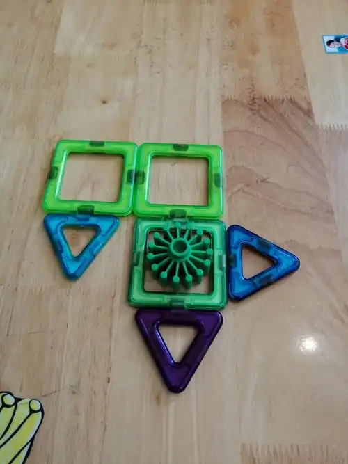 图形的联想,小朋友用正方形,三角行,圆形的积木搭的各种各样的物品.