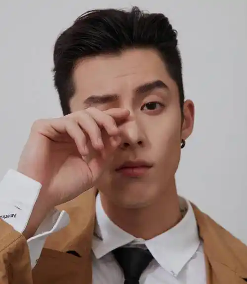 《风吹半夏》里的这个角色,终于让他野生痞气的特质发挥到了极致_欧豪