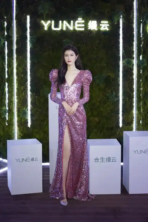 何穗"腿精"实锤了!穿亮片裙气场全开,178身材比例太完美