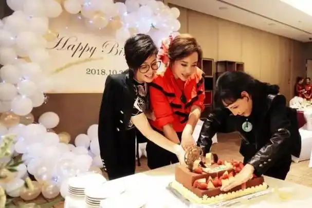 又被刘晓庆惊艳到!穿红衬衫 小黑裤高调庆生,美得像个小姑娘