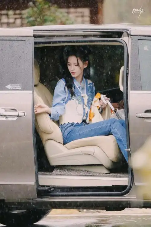 张予曦奔跑吧录制饭拍路透图, 蓝色系穿搭好清爽