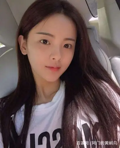 杨超越裤子只有4cm,就为秀"初恋腿",网友:还没脖子长!