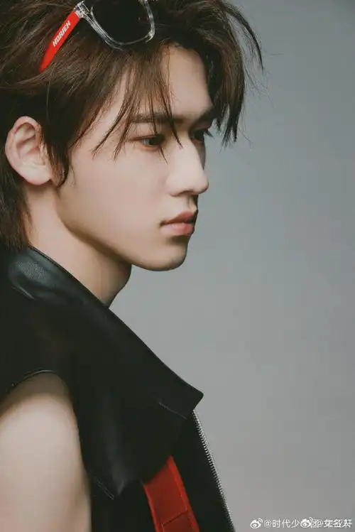 宋亚轩一款机车风的老公##宋亚轩袖箍#啊啊啊啊啊好帅啊宝宝!