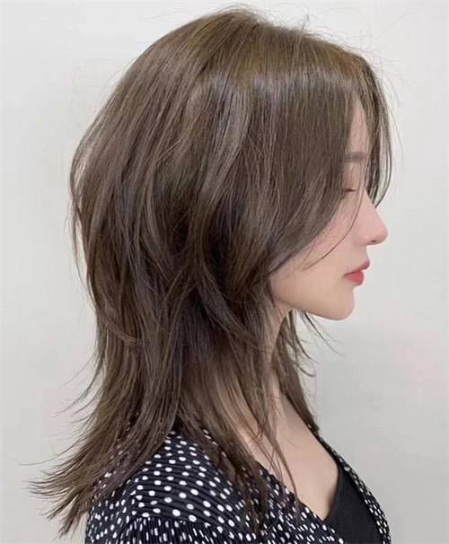 公主切狼尾发型,黑色为底,绿色为挑染色,并且加入更多的公主切层次后