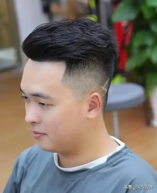 男生不仅仅要发型精致还要有型,这款男士烫发发型就是最近超级流行的