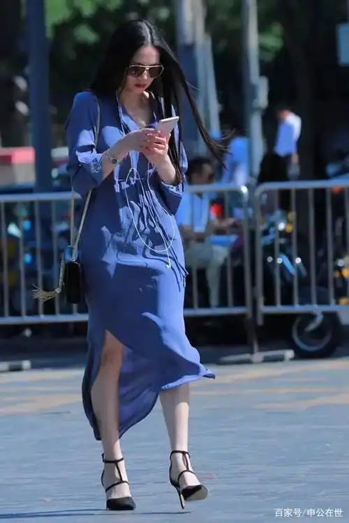 靓丽的时尚美女蓝色长裙美丽如画,黑色尖头高跟鞋只有最时髦的女孩才