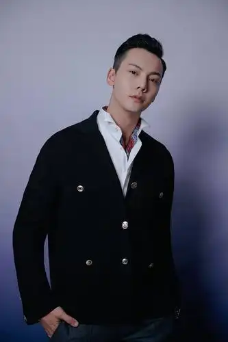 陈伟霆写真大片曝光 西装叠搭绅士有品