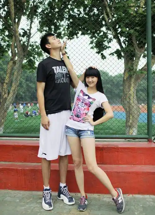 实拍情侣身高差距合影照,直呼太萌了都想处对象了