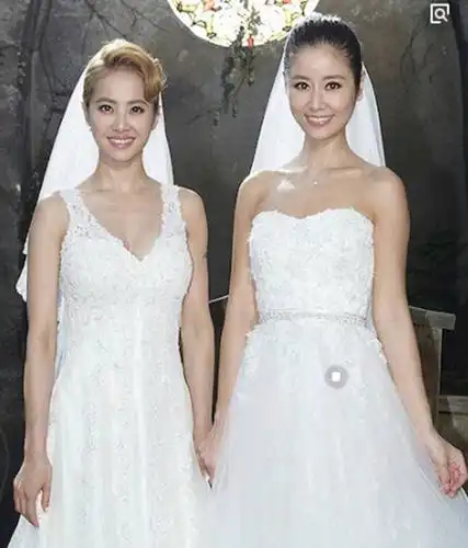 林心如和蔡依林同样穿着婚纱,两个人的气质和脸实在太像了,真怕新郎不