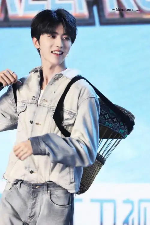 这腿呀la————么长    #蔡徐坤#ride or die -蔡徐坤