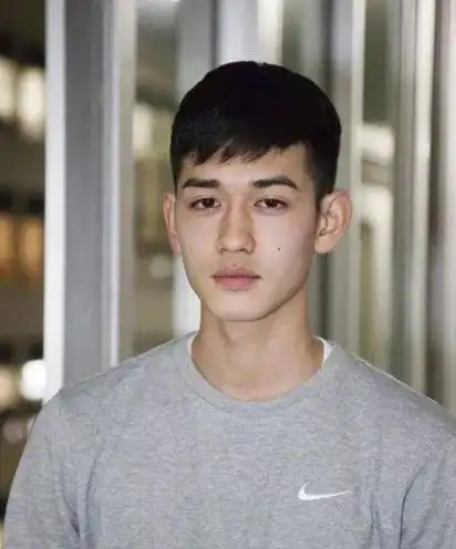 如何弄空气刘海男,适合高发际线男生的3款刘海发型,拯救你的烦恼 - 冷