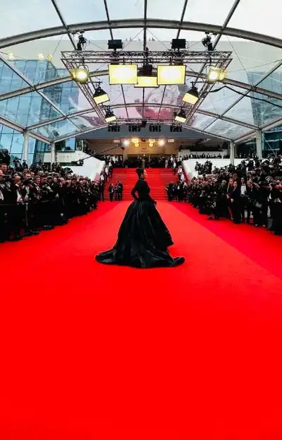 巩俐盛装亮相 戛纳电影节开幕红毯_娱乐八卦_剧情谜