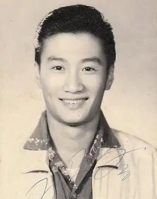 身为谢霆锋的父亲谢贤年轻的时候可谓是