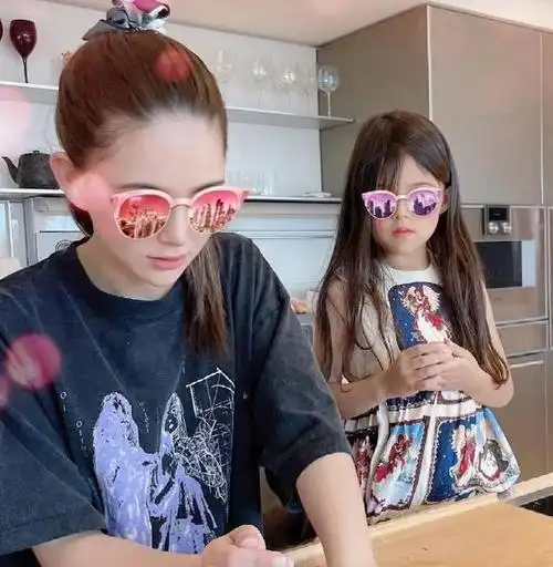 嫩模出身嫁大14岁周董,连生三胎的昆凌,没你想的那么简单