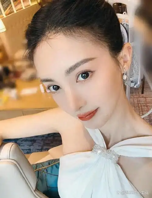 胡夏曝心动细节破天荒向金晨求婚惊喜礼物引热议