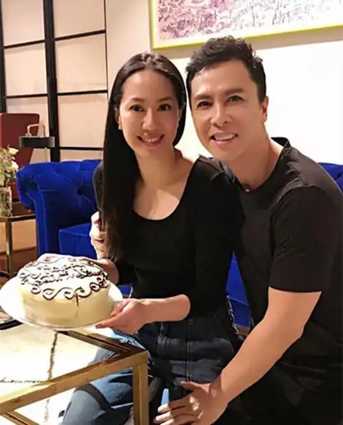 4月20日是甄子丹老婆汪诗诗37岁生日,汪诗诗在网上晒出一张与老公