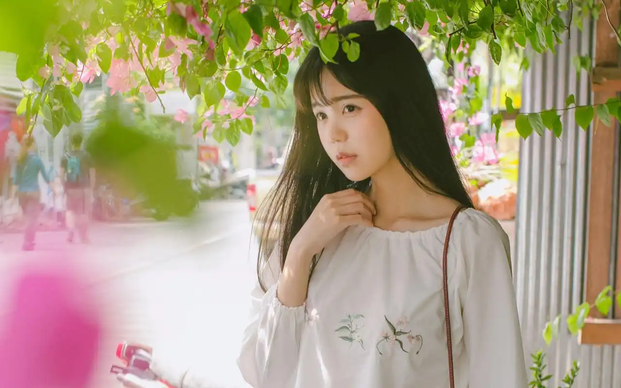森系甜美少女街头写真电脑高清桌面壁纸下载
