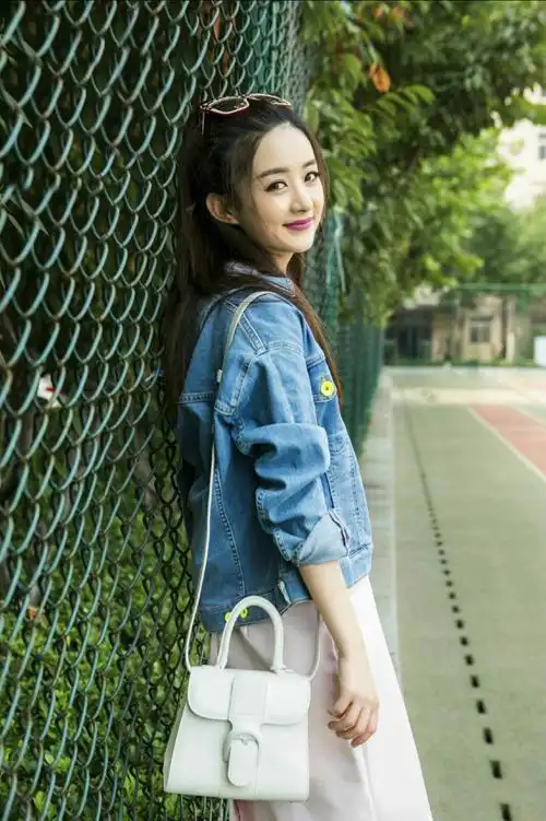 看赵丽颖的时尚街拍,学瘦小个子如何穿搭才能青春显高又时尚!