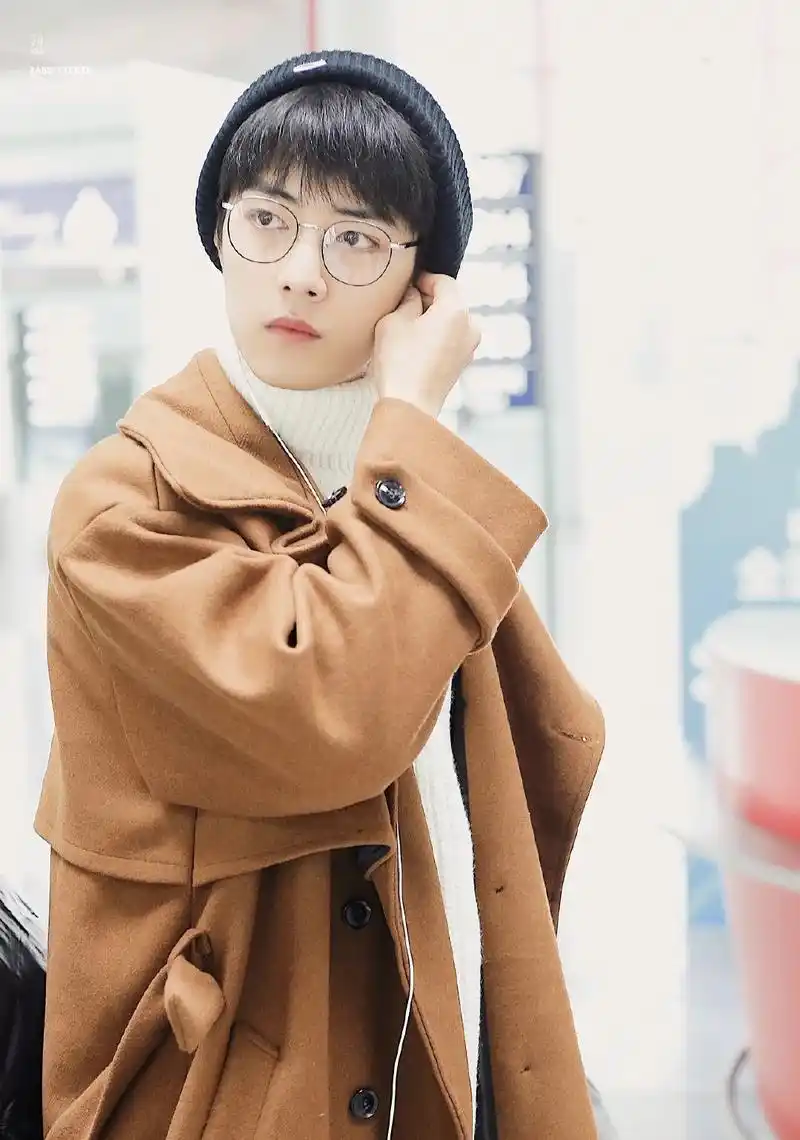 肖战驼色毛呢大衣配白色中领毛衣日系范满满保暖又很帅气